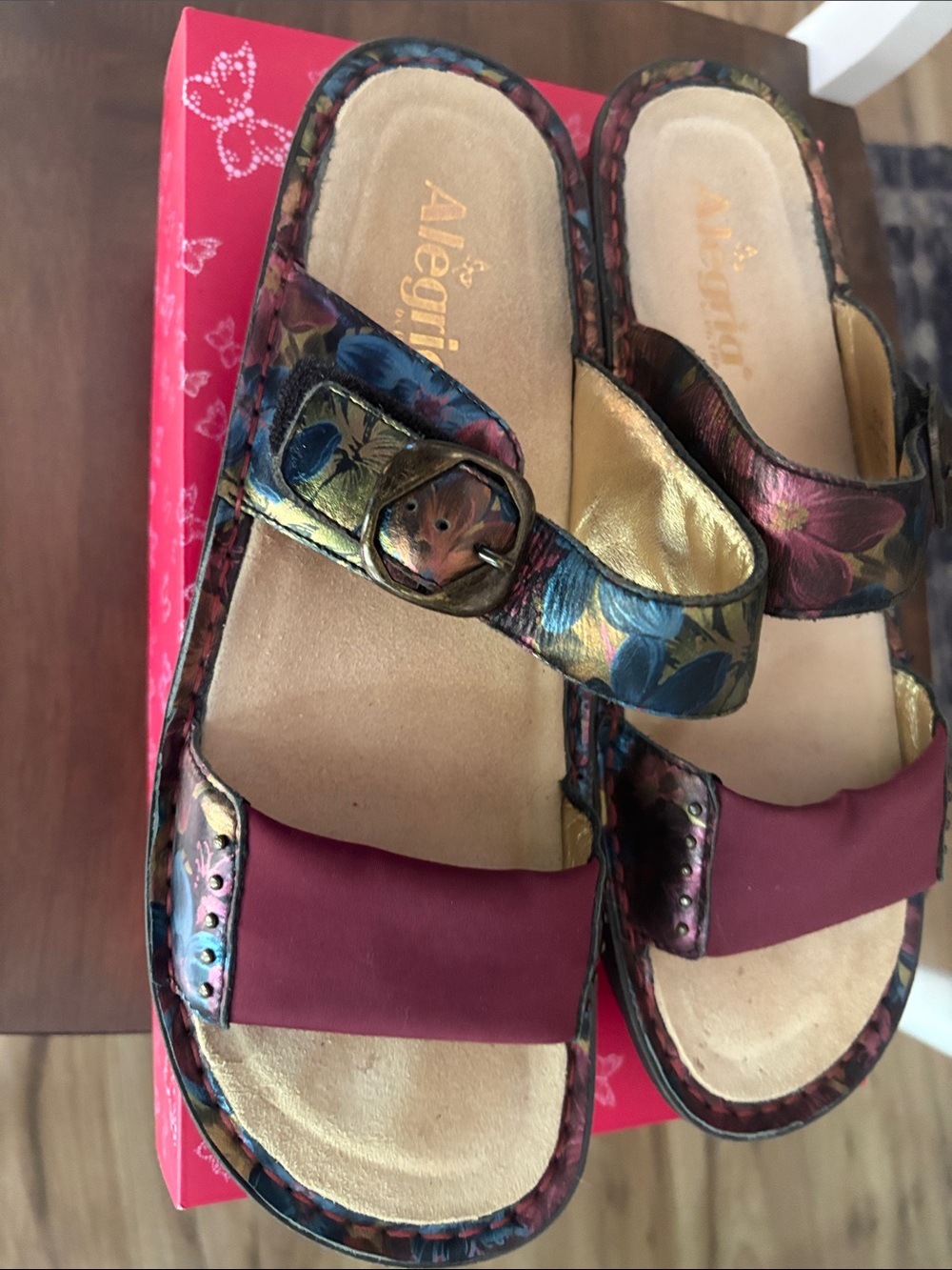 Alegria Sz 41 (USA10-10.5)
New slide with stretchy front super comfortable